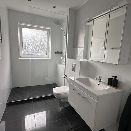 Worker - Single Beds - Free Parking - Near Duesseldorf Airport- Fair *