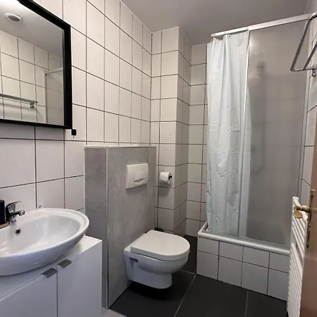 Worker - Single Beds - Free Parking - Near Duesseldorf Airport- Fair *